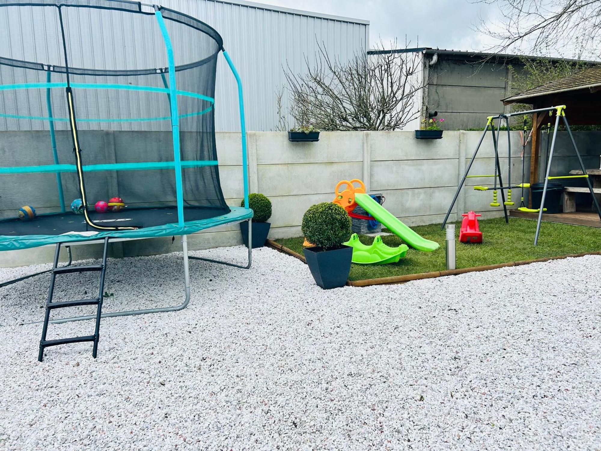Terrain De Loisirs En Plein Centre De Lievin Camping Car Exterior photo